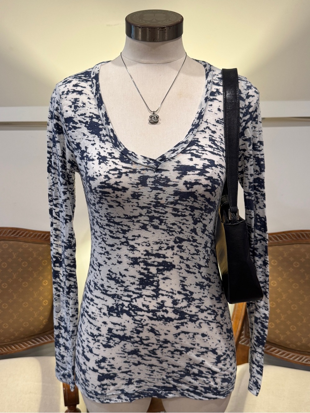 Avani Y2K Speckled V-Neck Cotton-Blend Knit Top in Navy and White, Size M